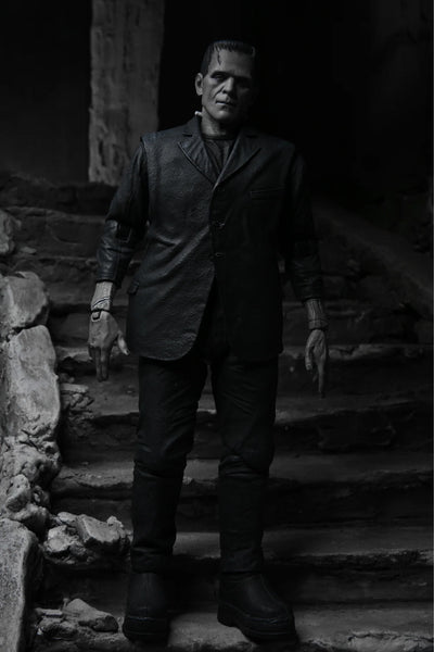 Figura NECA Universal Monsters Frankenstein Edición Blanco y Negro Versión Ultimate