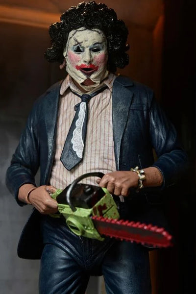 Figura NECA The Texas Chainsaw Massacre Pretty Woman Leatherface Edición 50 Aniversario Versión Ultimate