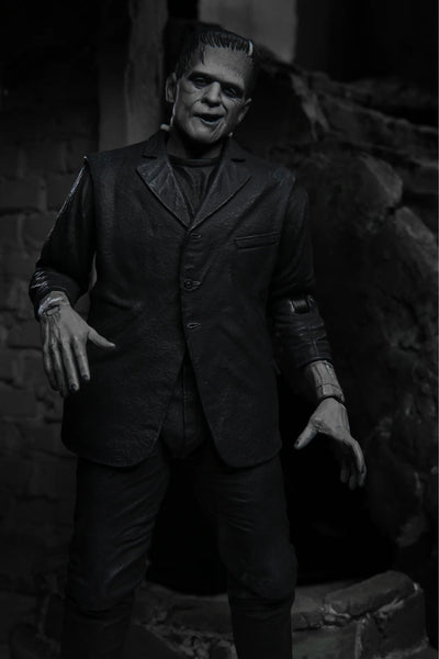 Figura NECA Universal Monsters Frankenstein Edición Blanco y Negro Versión Ultimate