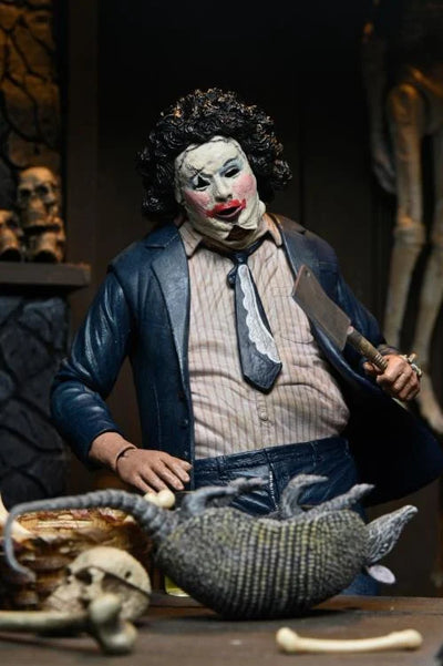Figura NECA The Texas Chainsaw Massacre Pretty Woman Leatherface Edición 50 Aniversario Versión Ultimate