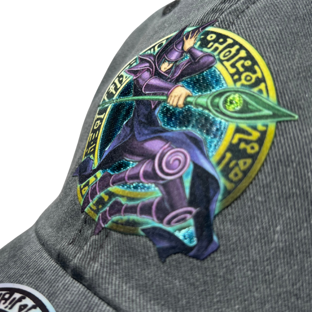 Gorra Yu-Gi-Oh! Mago Oscuro Gris Tipo Deslavada
