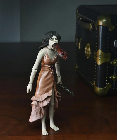 Figura NECA Puppet Master Leech Woman & Toulon's Puppet Case Versión Ultimate