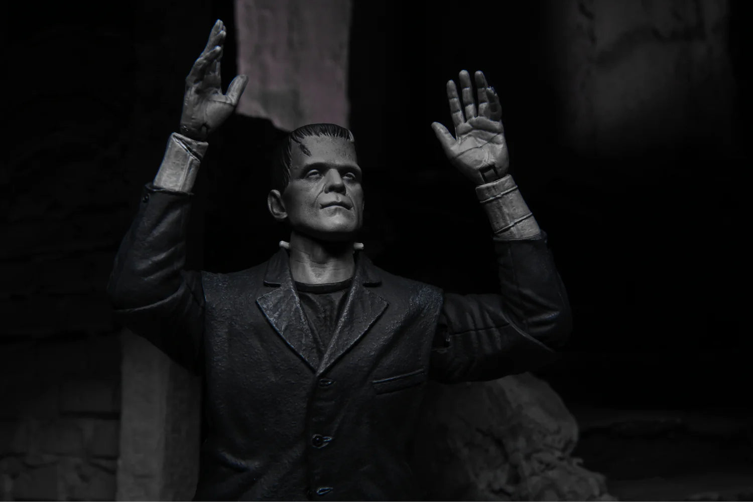 Figura NECA Universal Monsters Frankenstein Edición Blanco y Negro Versión Ultimate