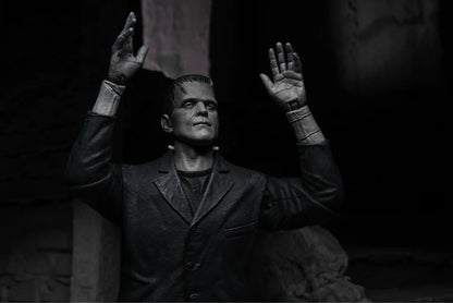 Figura NECA Universal Monsters Frankenstein Edición Blanco y Negro Versión Ultimate