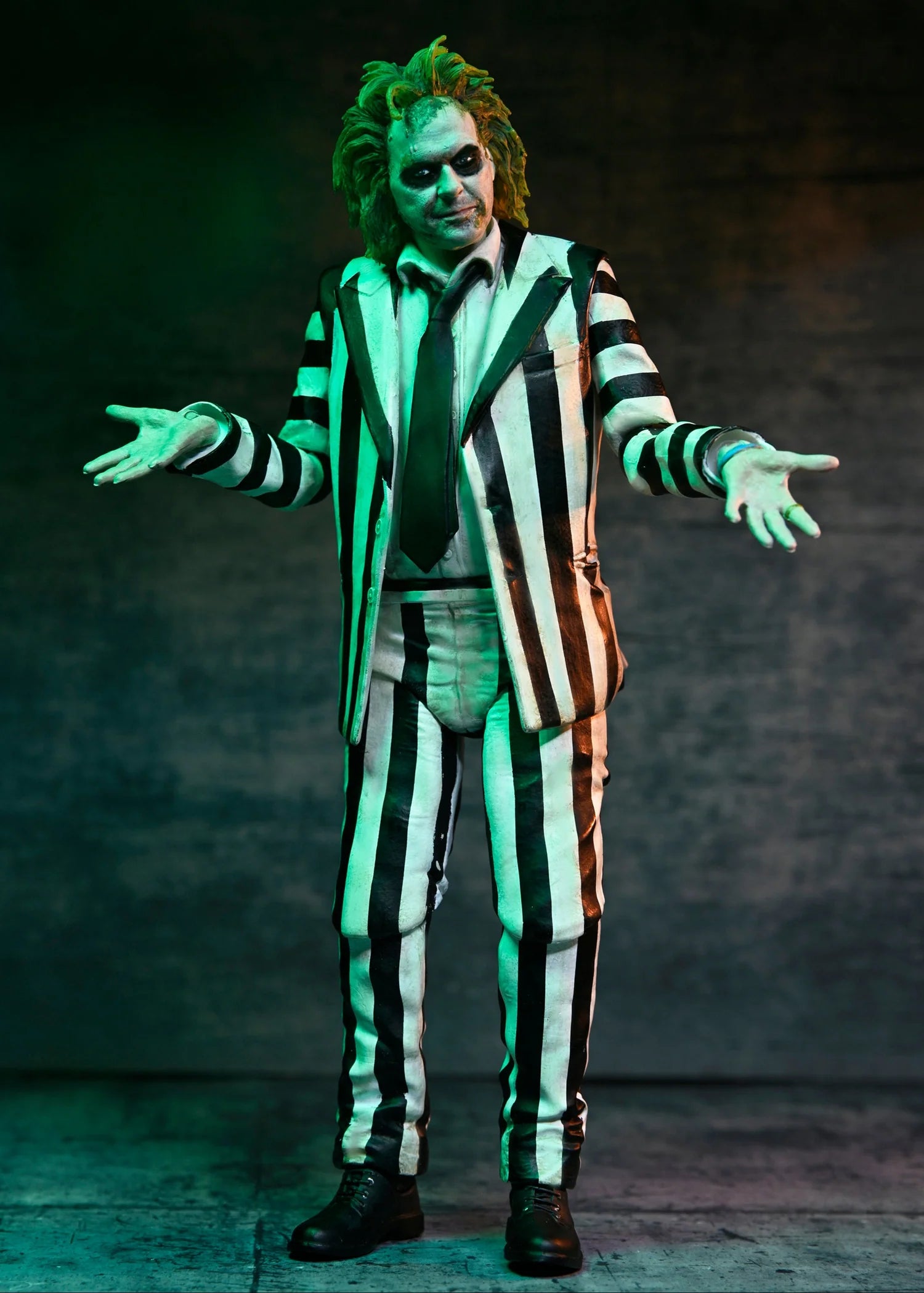 Figura NECA Striped Suit Beetlejuice Versión Ultimate