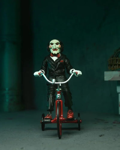 Figura NECA Saw Jigsaw Killer (Edición Bata Roja) Versión Ultimate