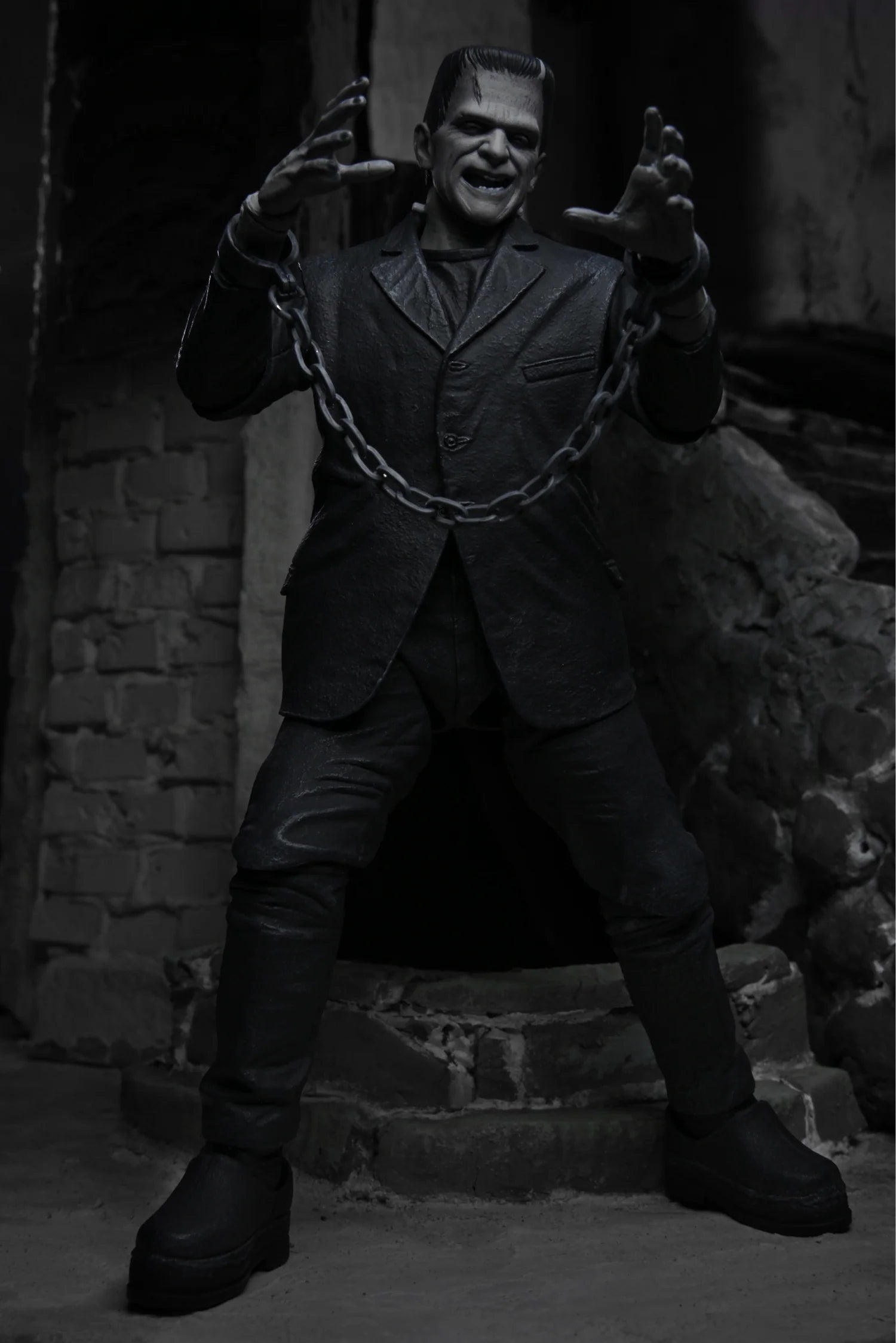 Figura NECA Universal Monsters Frankenstein Edición Blanco y Negro Versión Ultimate