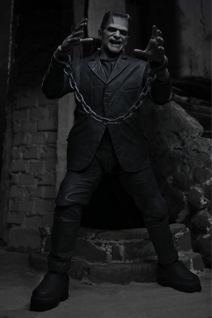 Figura NECA Universal Monsters Frankenstein Edición Blanco y Negro Versión Ultimate