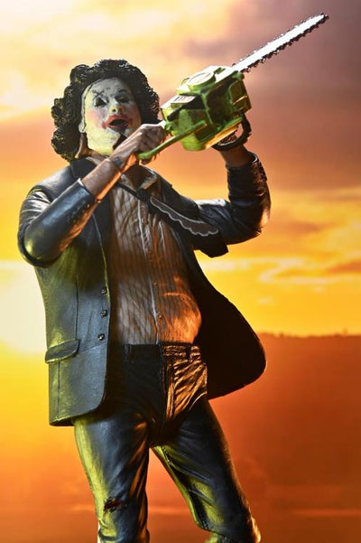 Figura NECA The Texas Chainsaw Massacre Pretty Woman Leatherface Edición 50 Aniversario Versión Ultimate