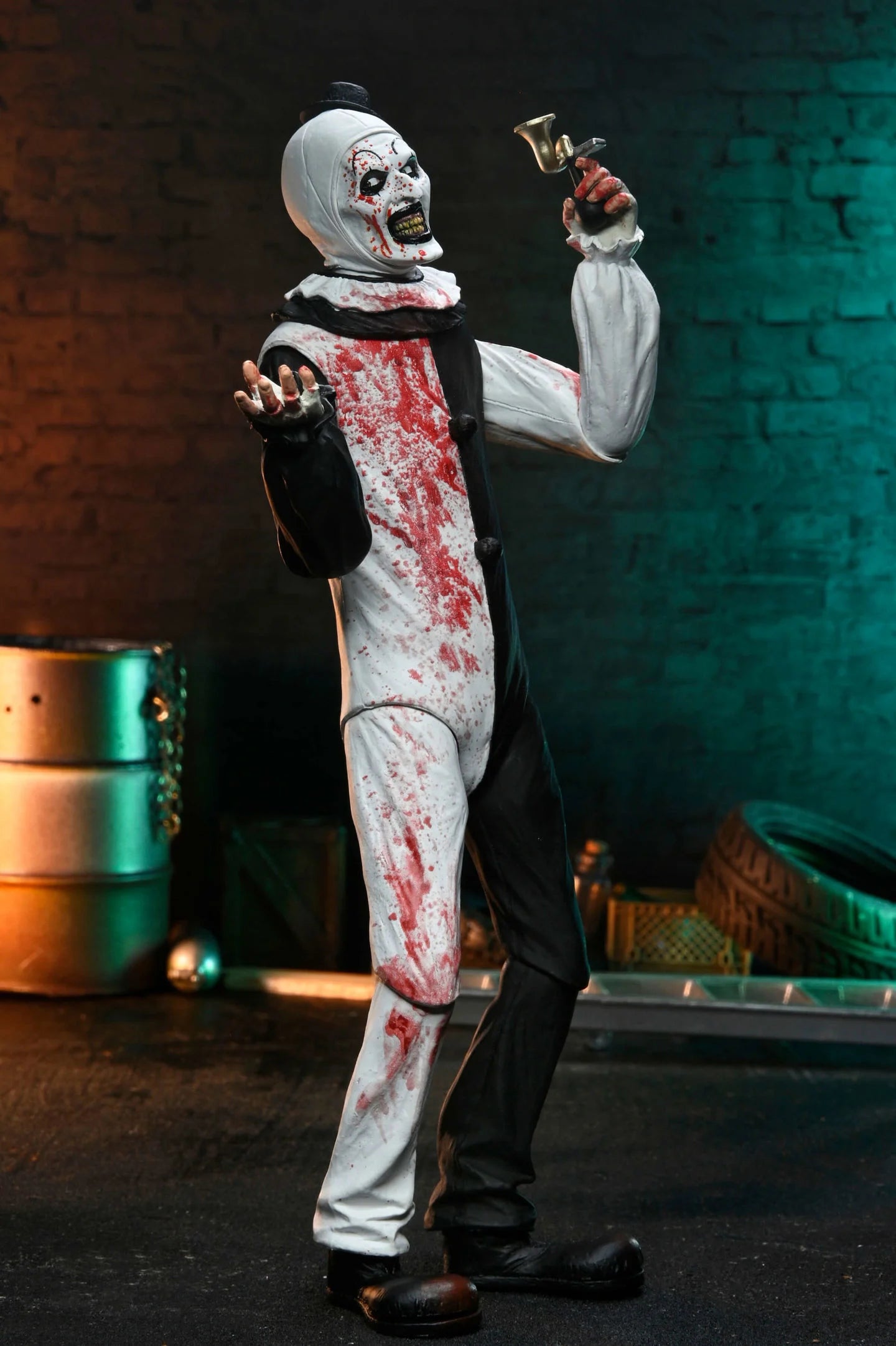 Figura NECA Terrifier ll Art The Clown (Blood Splattered) Versión Ultimate