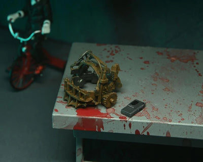 Figura NECA Saw Jigsaw Killer (Edición Bata Roja) Versión Ultimate