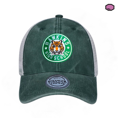 Gorra Stranger Things Emblema Preparatoria Hawkins Verde/Blanca Tipo Trucker Deslavada