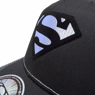 Gorra DC Comics Superman Black & White Negra/Blanca Tipo Trucker Premium