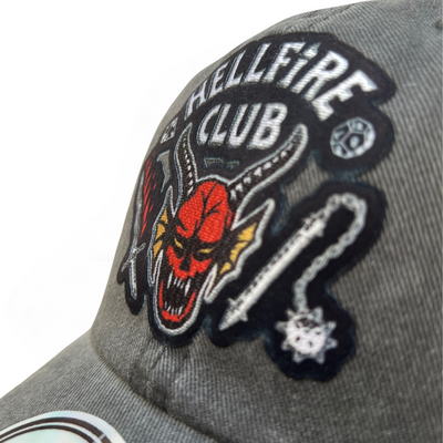 Gorra Stranger Things Emblema Club Hellfire Gris Tipo Deslavada
