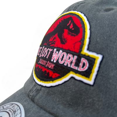 Gorra The Lost World: Jurassic Park Logo Clásico Rojo Gris Tipo Deslavada