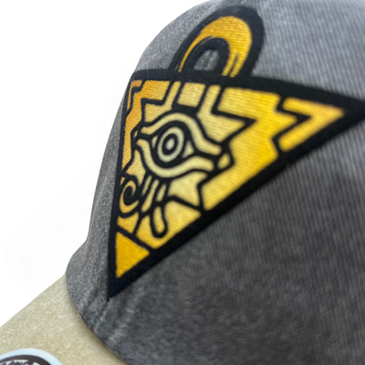 Gorra Yu-Gi-Oh! Rompecabezas del Milenio Gris/Beige Tipo Deslavada