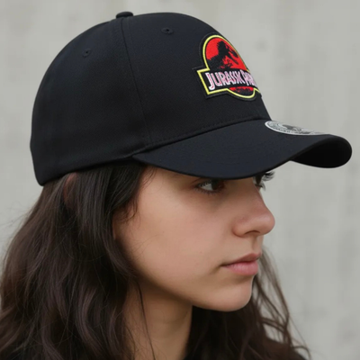 Gorra Jurassic Park Logo Clásico Rojo Negra