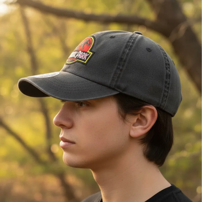 Gorra Jurassic Park Logo Clásico Rojo Tipo Deslavada