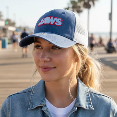 Gorra Jaws Logo Clásico Azul/Blanca Tipo Trucker Deslavada