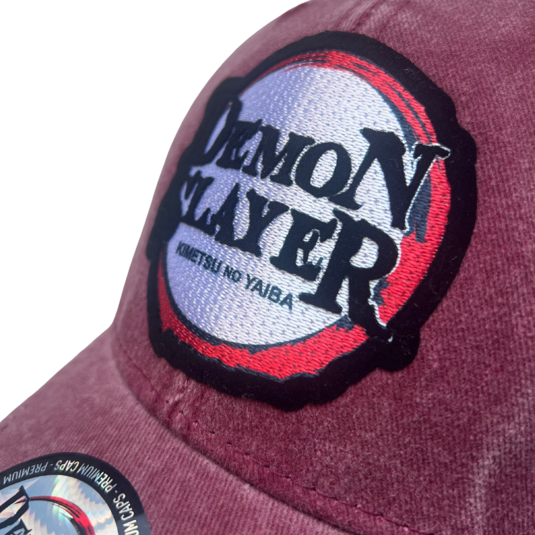 Gorra Demon Slayer: Kimetsu No Yaiba Logo Clásico Roja/Blanca Tipo Trucker Deslavada