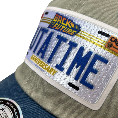 Gorra Back to the Future Placa Outatime 35 Aniversario Beige/Azul Tipo Deslavada