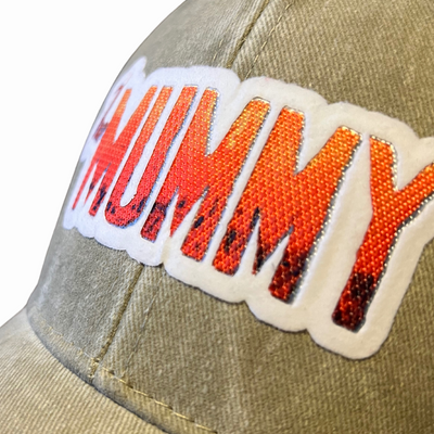 Gorra Universal Monsters The Mummy Logo Clásico Beige/Blanca Tipo Trucker Deslavada