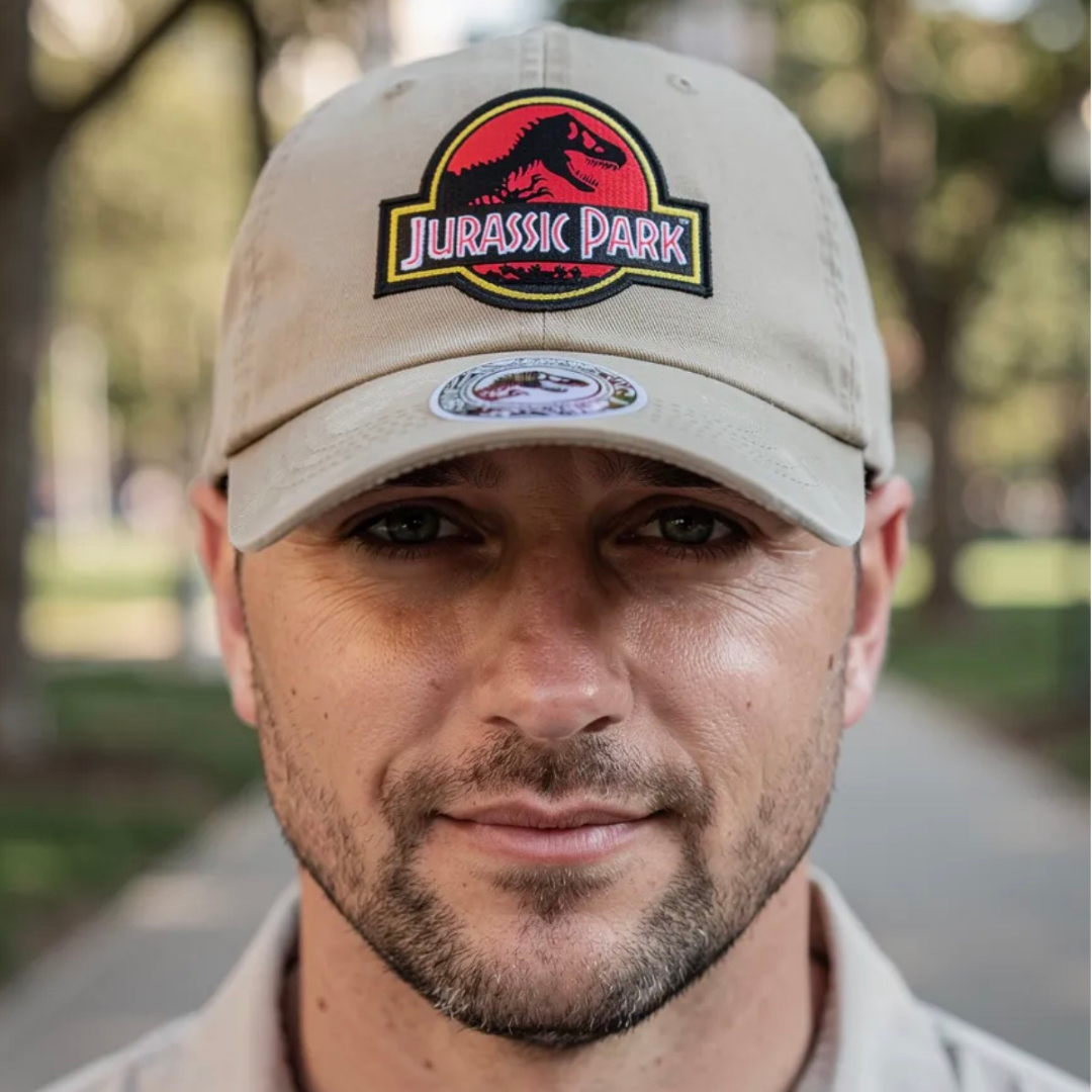 Gorra Jurassic Park Logo Clásico Rojo Tipo Deslavada