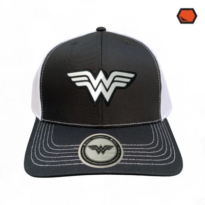 Gorra DC Comics Wonder Woman Black & White Logo Negra/Blanca Tipo Trucker Premium