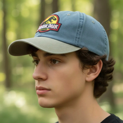 Gorra Jurassic Park Logo Clásico Amarillo Azul/Beige Tipo Deslavada
