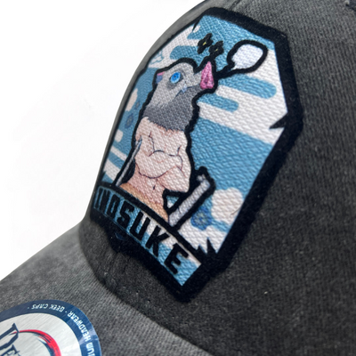 Gorra Demon Slayer: Kimetsu No Yaiba Inosuke Hashibira Gris/Blanca Tipo Trucker Deslavada
