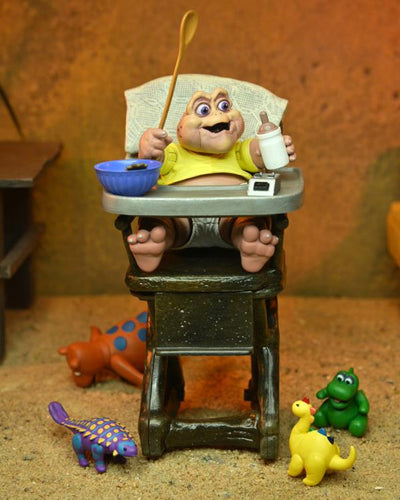 Figura NECA Dinosaurs Baby Sinclair Versión Ultimate