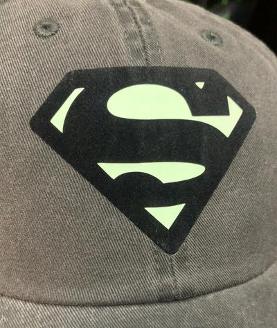 Gorra DC Comics Superman Logo con efecto de brillo en la oscuridad Gris Tipo Deslavada