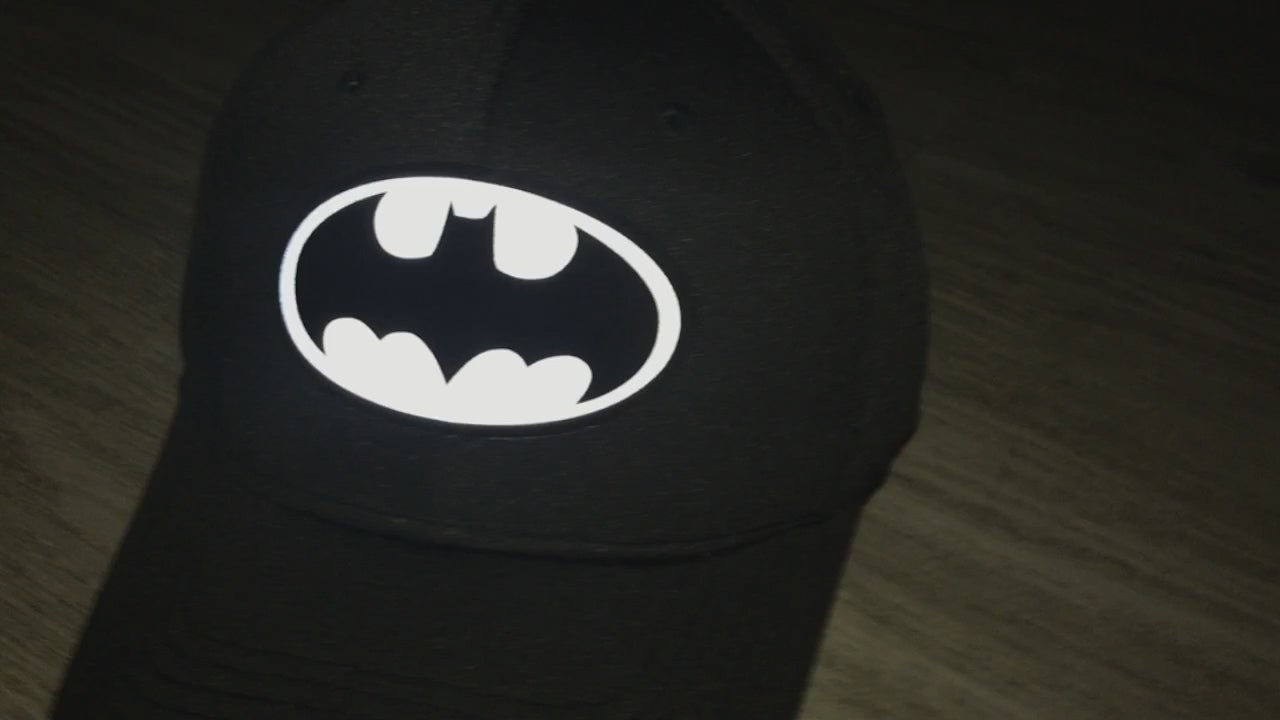 Gorra DC Comics Batman “Reflective Logo” Alpha Negra Premium Flex Fit