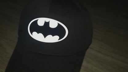 Gorra DC Comics Batman “Reflective Logo” Alpha Negra Premium Flex Fit