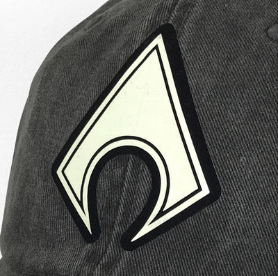 Gorra DC Comics Aquaman Logo con efecto de brillo en la oscuridad Gris Tipo Deslavada