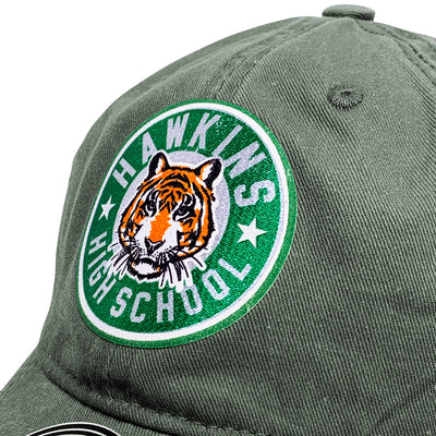 Gorra Stranger Things Emblema Preparatoria Hawkins Verde Tipo Deslavada