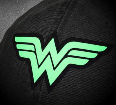 Gorra DC Comics Wonder Woman Logo con efecto de brillo en la oscuridad Gris Tipo Deslavada