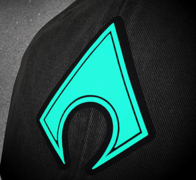 Gorra DC Comics Aquaman Logo con efecto de brillo en la oscuridad Gris Tipo Deslavada